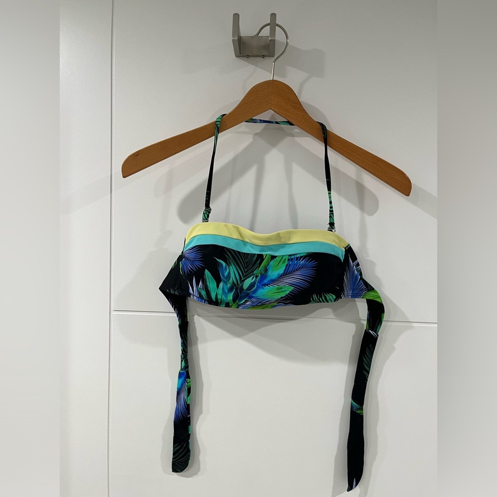Salt & Cove bandeau top with removable neck strap, size medium, gently used.
